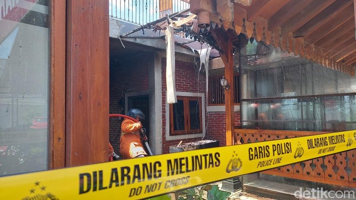 Tim Damkar Kulon Progo saat memadamkan api di sebuah rumah makan di wilayah Wates, Kulon Progo, Jumat (20/12).