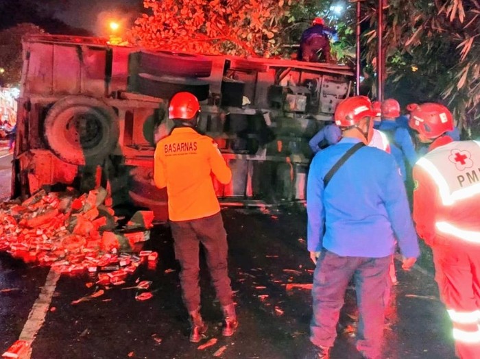 Truk terguling usai menabrak tebing di Jalan Purworejo-Magelang Km 18, utara Balai Desa Kalijambe, Kecamatan Bener, Purworejo, Kamis (19/12/2024) tengah malam.
