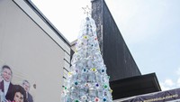 Pohon Natal yang terbuat dari galon plastik ini setinggi 7 meter.  