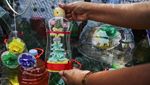 Unik, Pohon Natal Ini Terbuat dari Galon Plastik