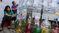 Anggota kelompok Bank Sampah Mulyo Sedoyo merapikan hiasan dekorasi pohon Natal di halaman Gedung Mitra Graha, Semarang, Jawa Tengah, Jumat (20/12/2024).