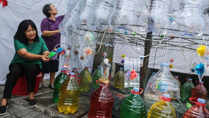 Unik, Pohon Natal Ini Terbuat dari Galon Plastik Dua anggota kelompok Bank Sampah Mulyo Sedoyo merapikan pernak-pernik hiasan dekorasi pohon natal yang terbuat dari bahan limbah plastik di halaman Gedung Mitra Graha, Semarang, Jawa Tengah, Jumat (20/12/2024). Dekorasi pohon natal dengan tinggi tujuh meter yang dibuat dari 280 galon plastik dan 25 botol plastik bekas tersebut diinisiasi kelompok wanita Bank Sampah Mulyo Sedoyo untuk menyambut perayaan Hari Raya Natal 2024 sekaligus mengkampanyekan pelestarian lingkungan melalui pemanfaatan daur ulang sampah plastik.