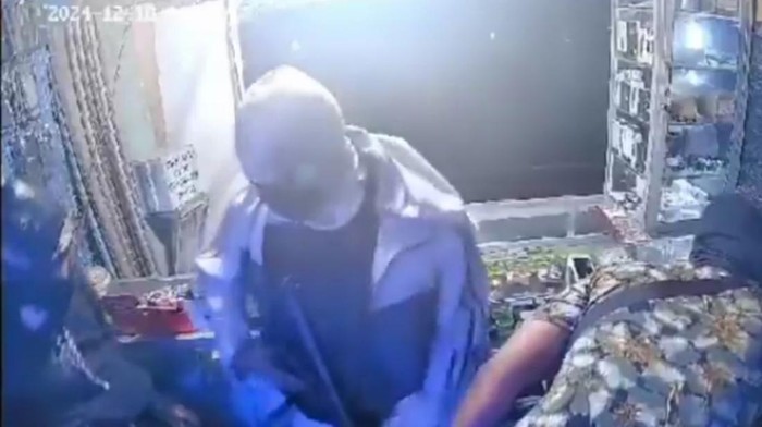 Viral pria bersenjata rampok kios ponsel di Aceh Tamiang. (Foto:  screenshot video viral).
