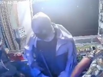 Video: Rekaman CCTV Perampok Bersenjata Gasak Gerai HP di Aceh Tamiang