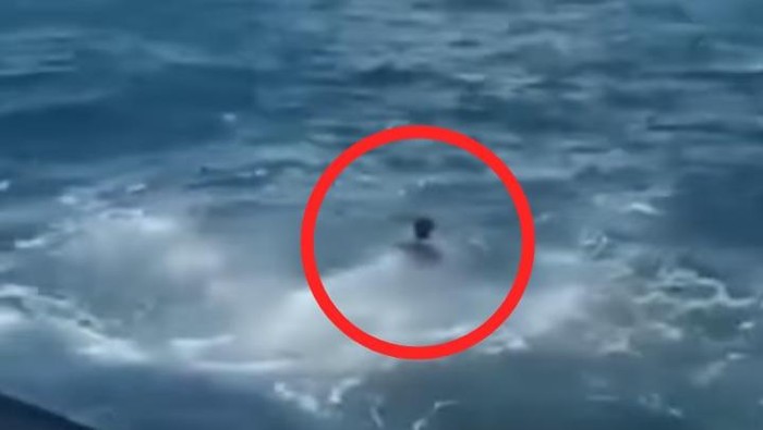 Viral remaja di Manado nekat terjun ke laut cari temannya yang terseret ombak.