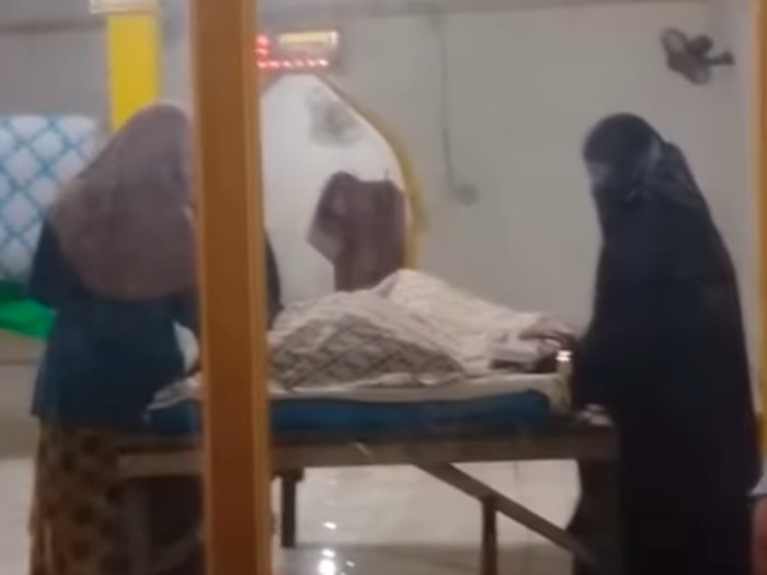 Warga evakuasi jenazah Habibah, lansia yang meninggal dunia ketika banjir di Dompu, Kamis (19/12/2024). (Istimewa)