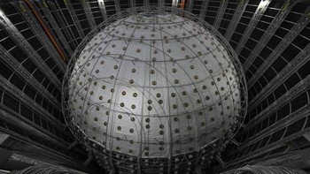 Neutrino berasal dari Big Bang, dan triliunan neutrino melesat melalui tubuh kita setiap detik. Neutrino keluar dari bintang-bintang seperti matahari dan mengalir keluar saat potongan-potongan atom bertabrakan dalam akselerator partikel. Para ilmuwan telah mengetahui keberadaan neutrino selama hampir satu abad, tetapi mereka masih dalam tahap awal untuk mencari tahu apa sebenarnya partikel-partikel itu.