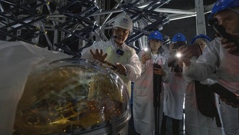 Tidak ada cara untuk menemukan neutrino kecil yang berputar sendiri. Sebaliknya, para ilmuwan mengukur apa yang terjadi saat mereka bertabrakan dengan bagian materi lain, menghasilkan kilatan cahaya atau partikel bermuatan. Neutrino sangat jarang bertabrakan dengan partikel lain, jadi untuk meningkatkan peluang mereka menemukan tabrakan, fisikawan harus berpikir besar.