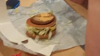 Bukan dimakan dalam satu gigitan, netizen ini lebih pilih memakan burgernya per lapisan membuat orang lain yang melihatnya jadi gregetan. Foto: Pool/Site
