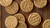 Melipir ke Belanda, bukan Natal namanya tanpa kehadiran kue Dutch Speculaas. Kue kering ini dibentuk menyerupai logo St. Nicholas. Foto: Site Recipe/Culinary