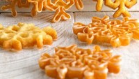 Kue kering bernama Rosettes ini berasal dari Norwegia dan bentuknya mirip seperti butiran salju dengan taburan gula di atasnya. Foto: Site Recipe/Culinary