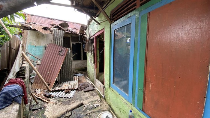 15 rumah di pinggir jalur KRL Menteng terbakar