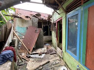 Penampakan 15 Rumah Hangus Terbakar di Pinggir Jalur KRL Menteng