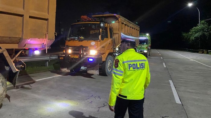 Polisi menggelar razia truk sumbu 3 di exit Tol Ciawi, Bogor, Jawa Barat. Razia dilakukan dalam rangka Operasi Lilin Lodaya dalam rangka mudik libur Natal dan tahun baru 2025.