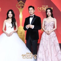 Dua aktris cantik, Kim Hye Yoon dan Bona WJSN menjadi pemandu acara SBS Drama Awards 2024 bersama Shin Dong Yup. Kim Hye Yoon tampil memakai gaun putih dengan aksen cutout pada bagian torso. Sedangkan Bona WJSN mengenakan gaun berwarna pink dengan detail payet. Foto: dok. SBS