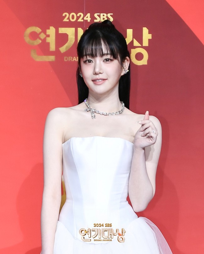 Adik ipar Lee Seung Gi, Lee Yu Bi tampil dengan sleeveless dress berwarna putih. Kalung berlian yang melingkari lehernya menambah kesan elegan dan mewah. Foto: dok. SBS