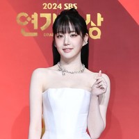 Adik ipar Lee Seung Gi, Lee Yu Bi tampil dengan sleeveless dress berwarna putih. Kalung berlian yang melingkari lehernya menambah kesan elegan dan mewah. Foto: dok. SBS