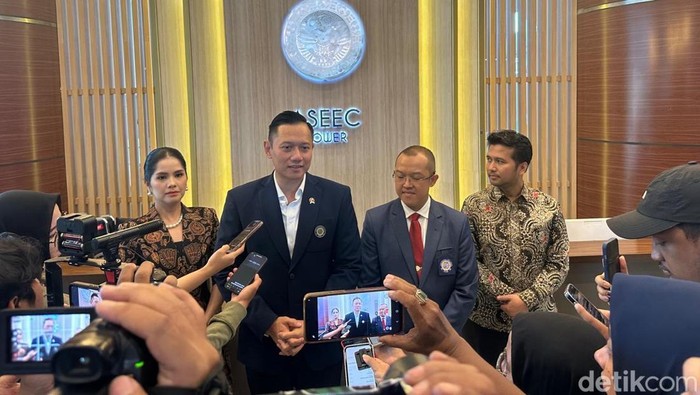 Agus Harimurti Yudhoyono didampingi istrinya usai menerima penghargaan sebagai wisudawan doktoral terbaik Unair.
