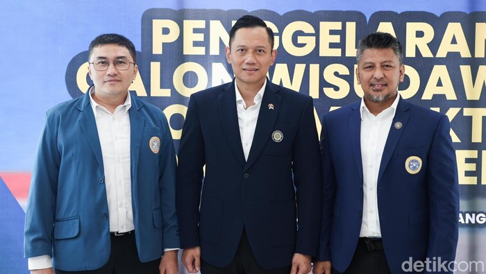 AHY bersama Bendahara Umum DPP Partai Demokrat Renville Antonio (kiri) dan Jubir Demokrat Herzaky Mahendra.
