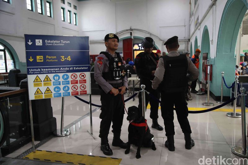 Anjing K9 mengamankan Stasiun Pasar Senen (Pradita Utama/detikcom)