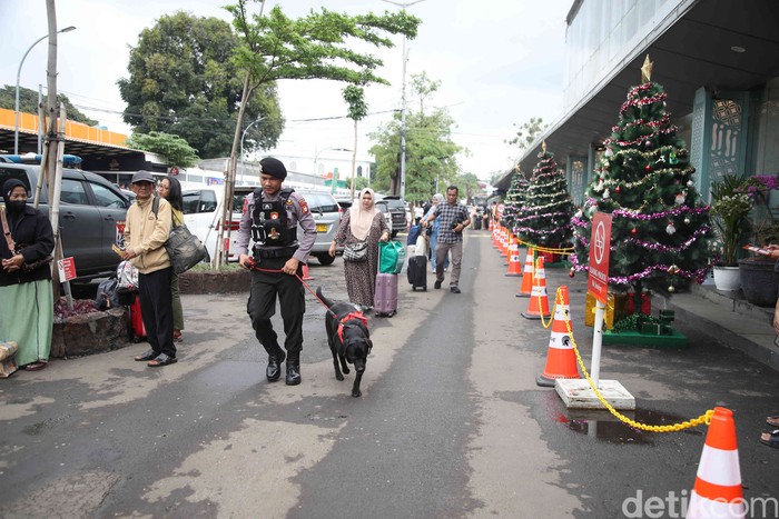 Anjing K9 mengamankan Stasiun Pasar Senen (Pradita Utama/detikcom)