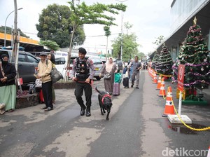 Pengamanan Penumpang di Stasiun Pasar Senen Libatkan Anjing K9