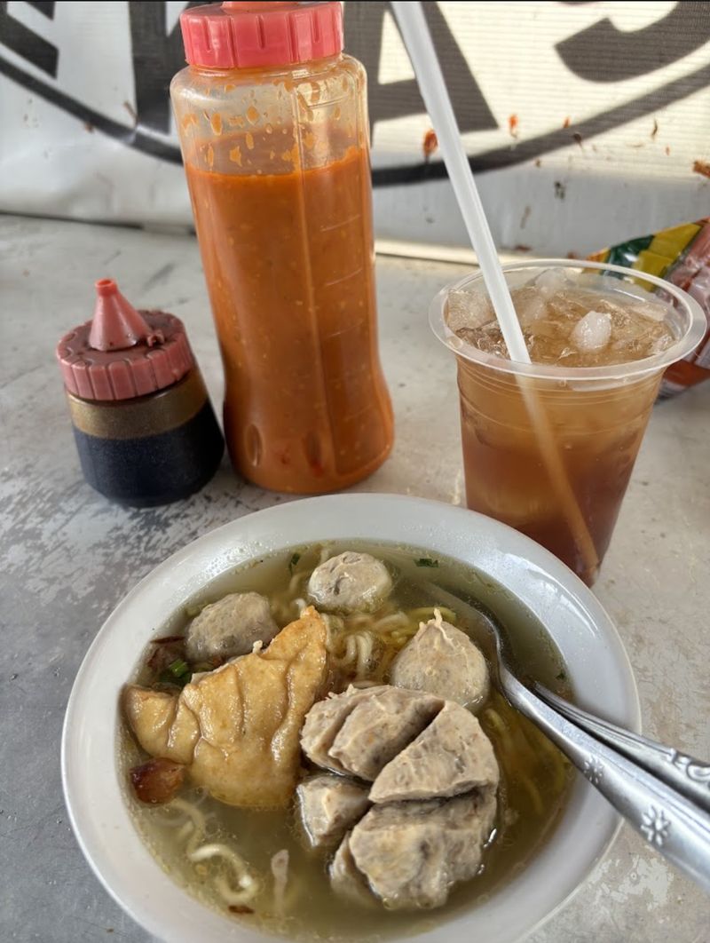 Bakso Pakde Kuncir selalu ramai dikunjungi karena enak dan harganya murah.