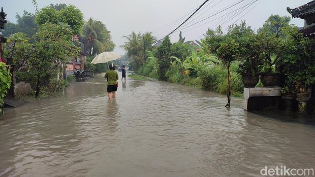 Banjir di di Banjar Megening, Desa Nyitdah, Kecamatan Kediri, Tabanan, Sabtu (21/12/2024). (Ahmad Firizqi Irwan)