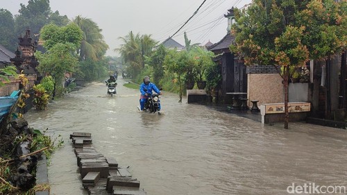 Banjir di di Banjar Megening, Desa Nyitdah, Kecamatan Kediri, Tabanan, Sabtu (21/12/2024). (Ahmad Firizqi Irwan)