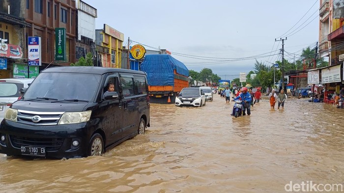 Banjir di Jalan Trans Sulawesi di Pangkep akibatkan kemacetan.
