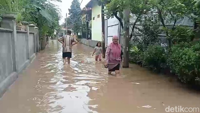 Banjir melanda Dusun Rujak Gadung, Kelurahan Karangketug, Kecamatan Gadingrejo, Kota Pasuruan.