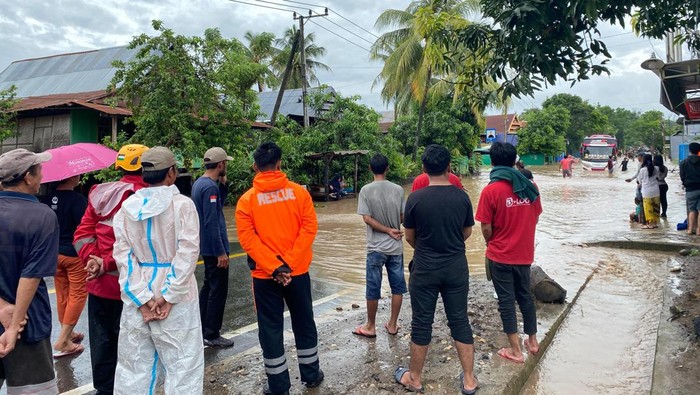 Banjir membuat jalan Poros Makassar-Jeneponto macet hingga 5 jam.