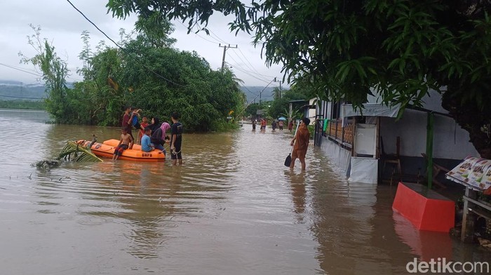 Banjir yang terjadi di Desa Balusu, Kecamatan Balusu, Kabupaten Barru, Jumat (20/12).