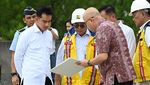5 Potret Gaya Gibran Cek Stasiun Kereta Cepat Karawang