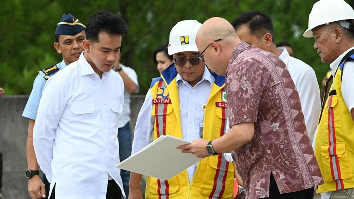 Wapres Gibran Rakabuming meninjau proyek Stasiun KCIC (Kereta Cepat Indonesia China) Karawang, Jawa Barat. Peninjauan ini untuk memastikan proyek tersebut selesai tepat waktu.