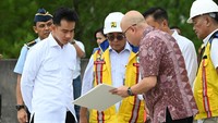Menurut Wapres, selain kesiapan stasiun, akses jalan tol juga menjadi perhatian Presiden Prabowo agar libur Nataru dapat berjalan lancar. Untuk itu, beberapa ruas tol fungsional sementara, direncanakan juga segera dibuka untuk mendukung kelancaran mobilitas masyarakat. Menurut Wapres, selain kesiapan stasiun, akses jalan tol juga menjadi perhatian Presiden Prabowo agar libur Nataru dapat berjalan lancar. Untuk itu, beberapa ruas tol fungsional sementara, direncanakan juga segera dibuka untuk mendukung kelancaran mobilitas masyarakat.