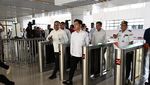 5 Potret Gaya Gibran Cek Stasiun Kereta Cepat Karawang
