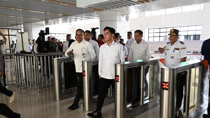 Wapres Gibran Rakabuming meninjau proyek Stasiun KCIC (Kereta Cepat Indonesia China) Karawang, Jawa Barat. Peninjauan ini untuk memastikan proyek tersebut selesai tepat waktu.