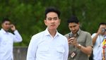 5 Potret Gaya Gibran Cek Stasiun Kereta Cepat Karawang