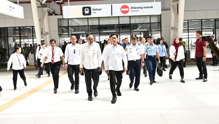 Wapres Gibran Rakabuming meninjau proyek Stasiun KCIC (Kereta Cepat Indonesia China) Karawang, Jawa Barat. Peninjauan ini untuk memastikan proyek tersebut selesai tepat waktu.