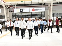 5 Potret Gaya Gibran Cek Stasiun Kereta Cepat Karawang