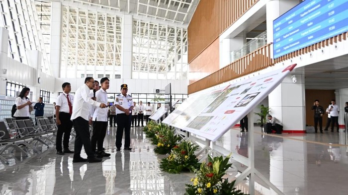 Wapres Gibran Rakabuming meninjau proyek Stasiun KCIC (Kereta Cepat Indonesia China) Karawang, Jawa Barat. Peninjauan ini untuk memastikan proyek tersebut selesai tepat waktu.