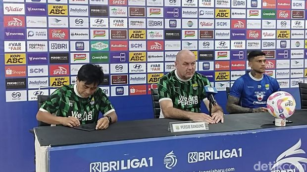Bojan Hodak (tengah) dalam konferensi pers jelang laga Persib vs Persita.