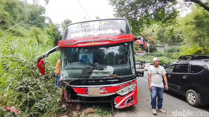 Bus Pariwisata Kecelakaan Lalu Lintas di Jalan Kolonel Masturi Lembang