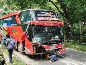 Bus Pariwisata Nyaris Celaka di Lembang, Tabrak Pembatas-Terperosok Parit