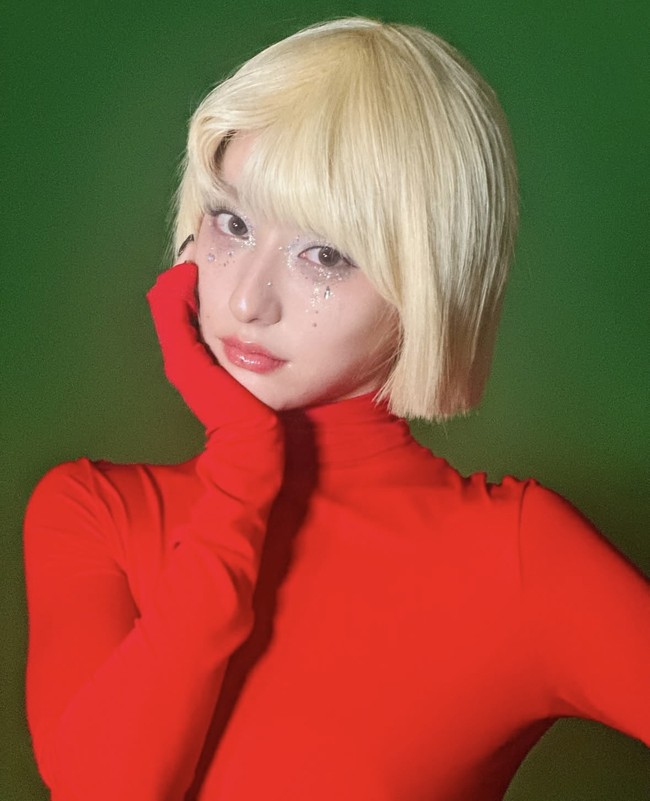 Bahkan ketika memakai wig bob berwarna pirang, Hu Lianxin masih terlihat seperti bintang drakor Queen of Tears itu. Foto: dok. Instagram @hulianxin.er