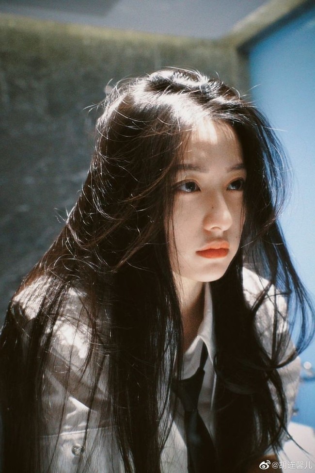 Tak sedikit netizen Korea menyebut Kim Ji Won dan Hu Lianxin cocok jadi kakak-adik. Keduanya aktris terpaut 8 tahun. Foto: dok. Instagram @hulianxin.er