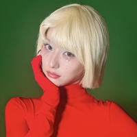 Bahkan ketika memakai wig bob berwarna pirang, Hu Lianxin masih terlihat seperti bintang drakor Queen of Tears itu. Foto: dok. Instagram @hulianxin.er