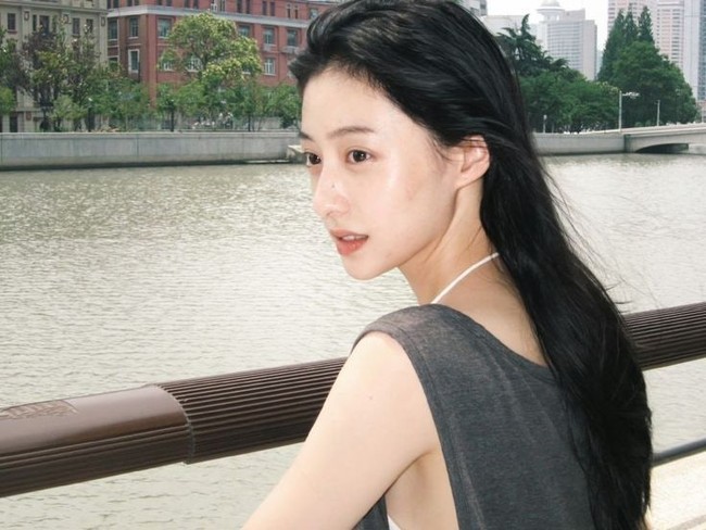 Hingga kini ‘kembaran’ Kim Ji Won itu sudah membintangi sejumlah drama populer Cina: Brilliant Girls, Fox Spirit Matchmaker, dan terbaru The Assassin. Foto: dok. Instagram @hulianxin.er