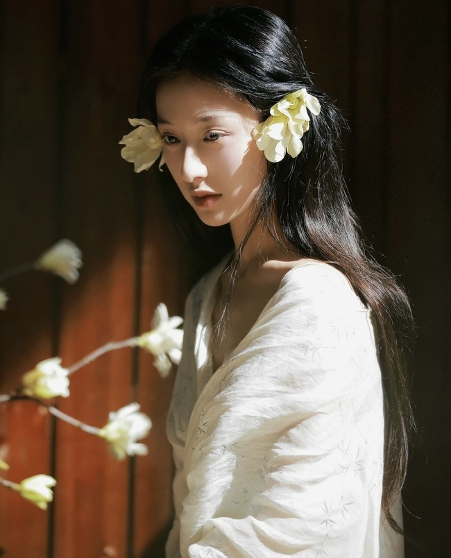 Belakangan Hu Lianxin terciduk saat berkencan dengan lawan mainnya dalam drama I Am Nobody, Wan Yan Luo Rong di pusat perbelanjaan. Dalam video yang viral, pasangan itu terlihat berciuman mesra. Foto: dok. Instagram @hulianxin.er